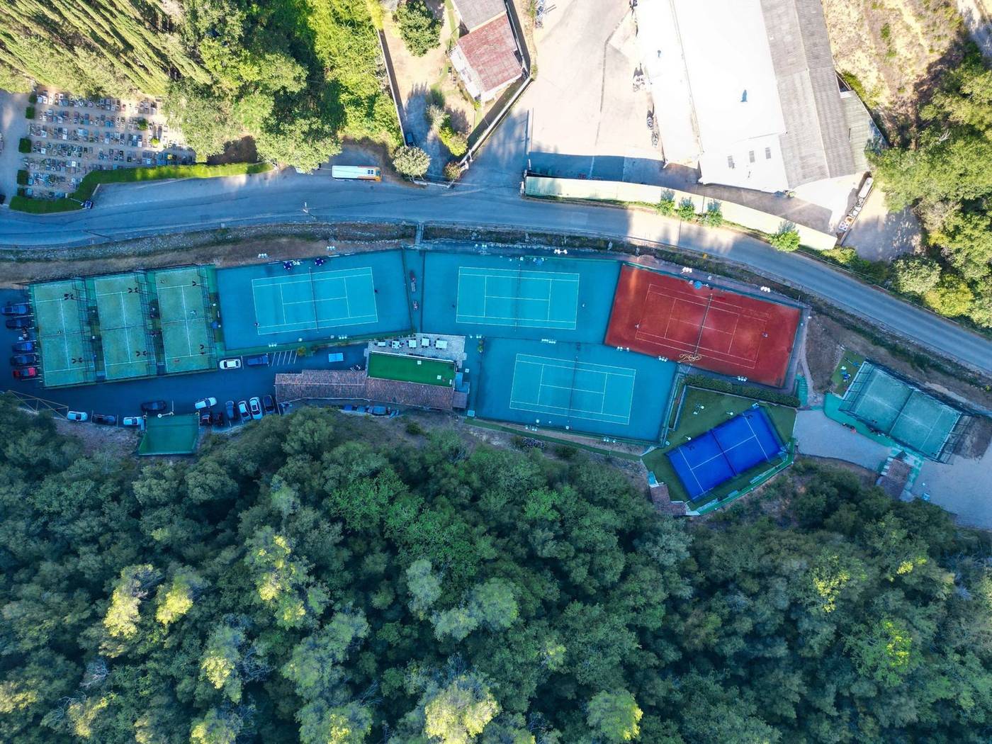 Vue aérienne du Tennis Club Les Acacias et de ses terrains à La Gaude