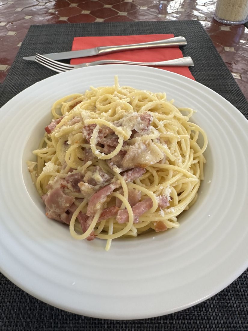 Assiette de spaghettis à la carbonara