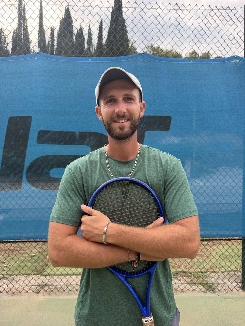 Paul, Moniteur de tennis