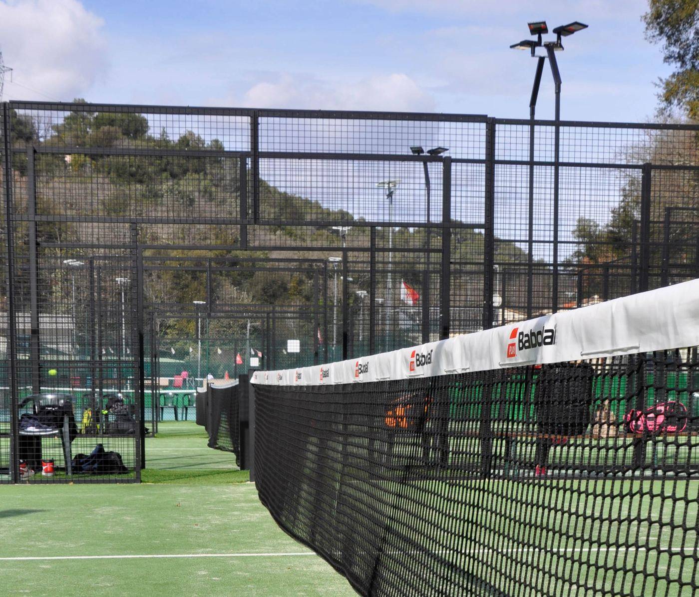 Filet et terrain de padel de l'école de padel des Acacias