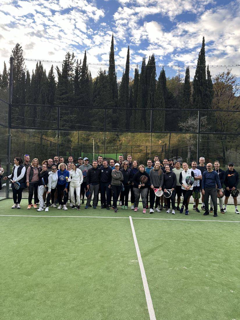 Groupe de joueurs de padel réunis sur un terrain des Acacias