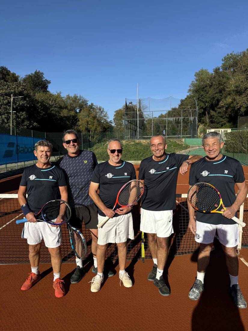 Équipe de joueurs de tennis du club sur la terre battue