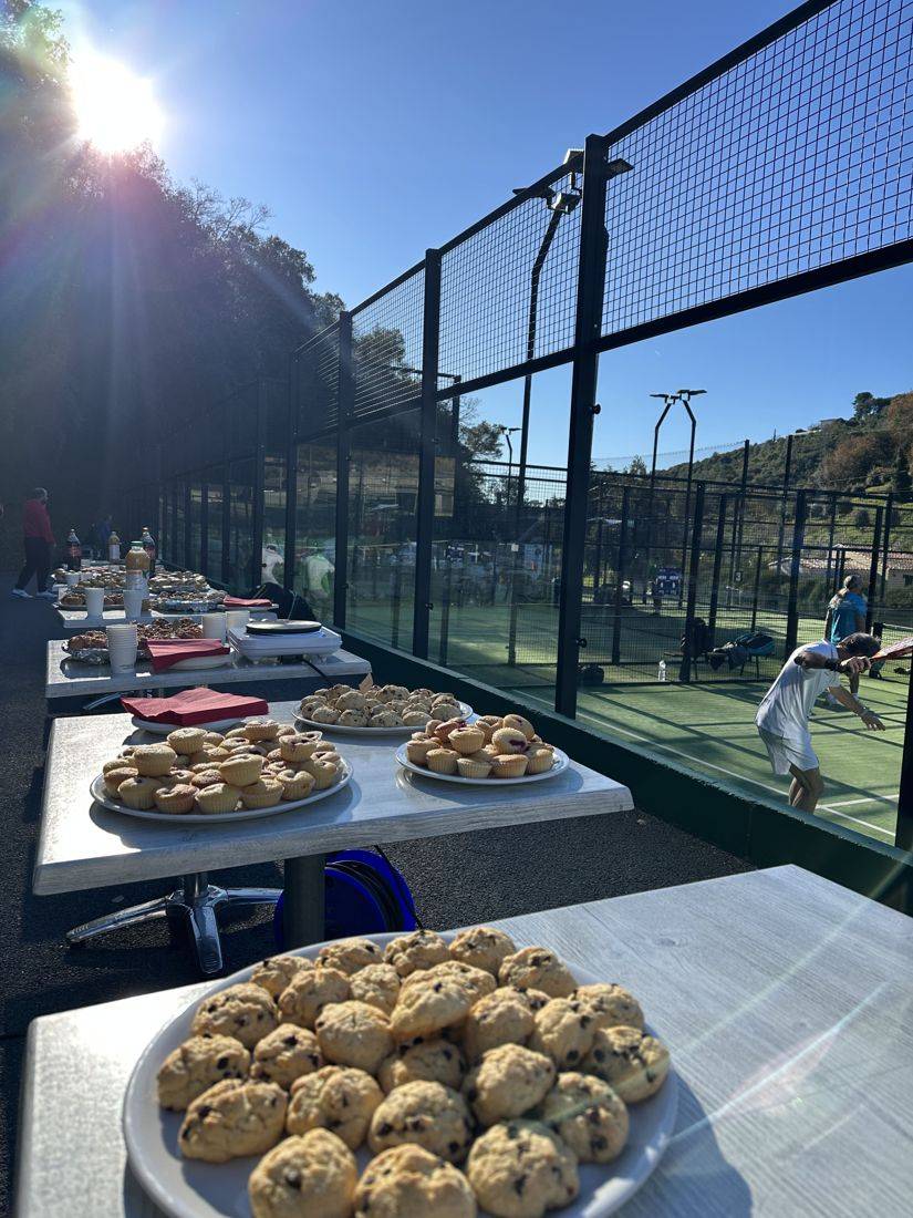 Buffet de gâteaux au bord des terrains de padel un jour de tournoi