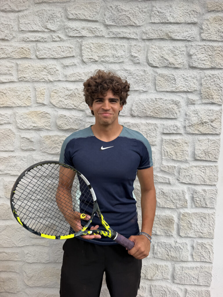 Kilian, Moniteur de tennis